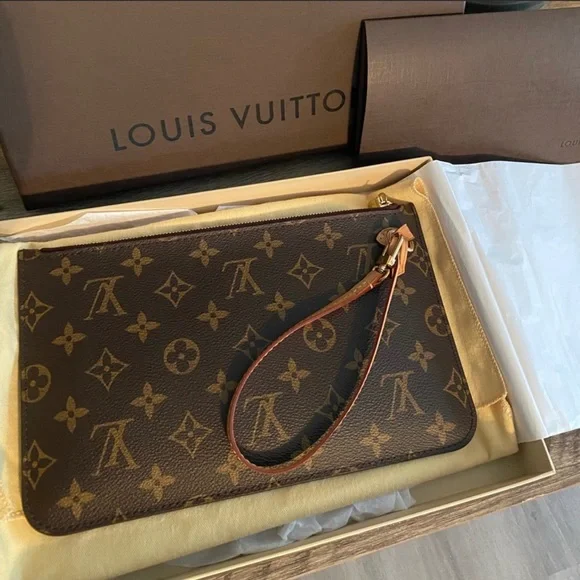 💛SOLD💛Louis Vuitton wristlet - Picture 1 of 9